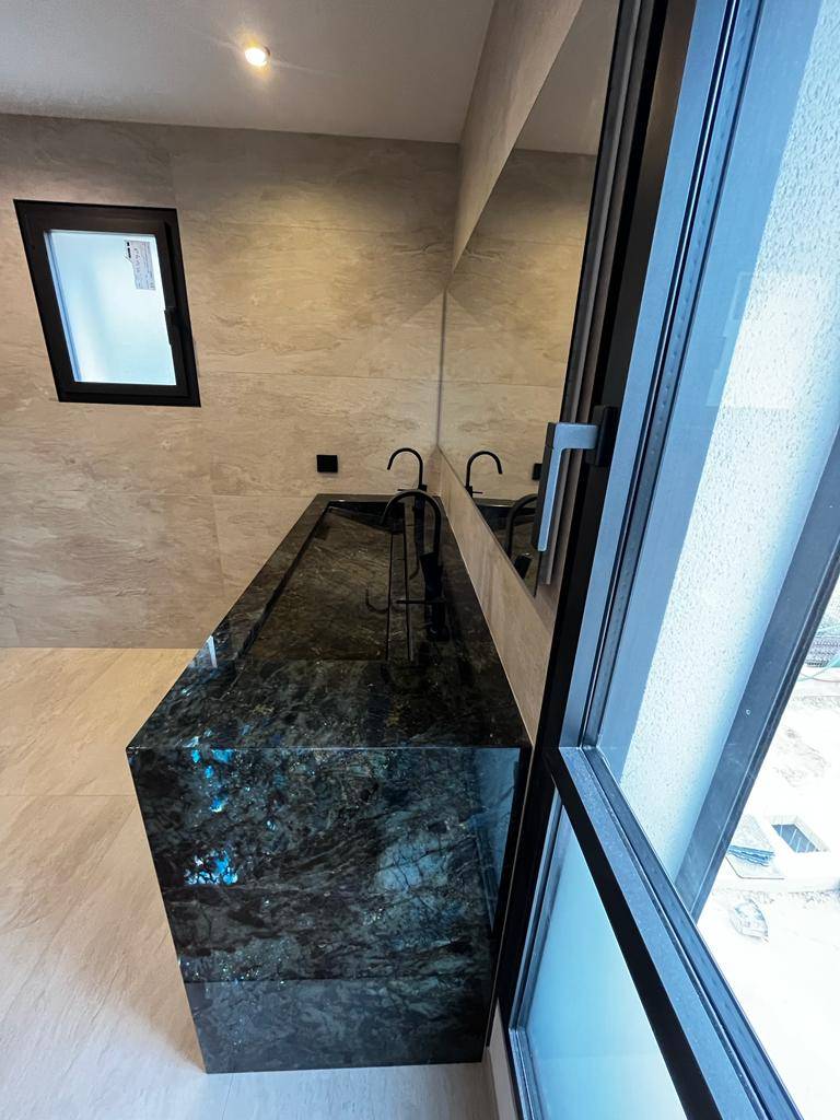 Plan vasque et niche de douche en Quartzite Labradorite