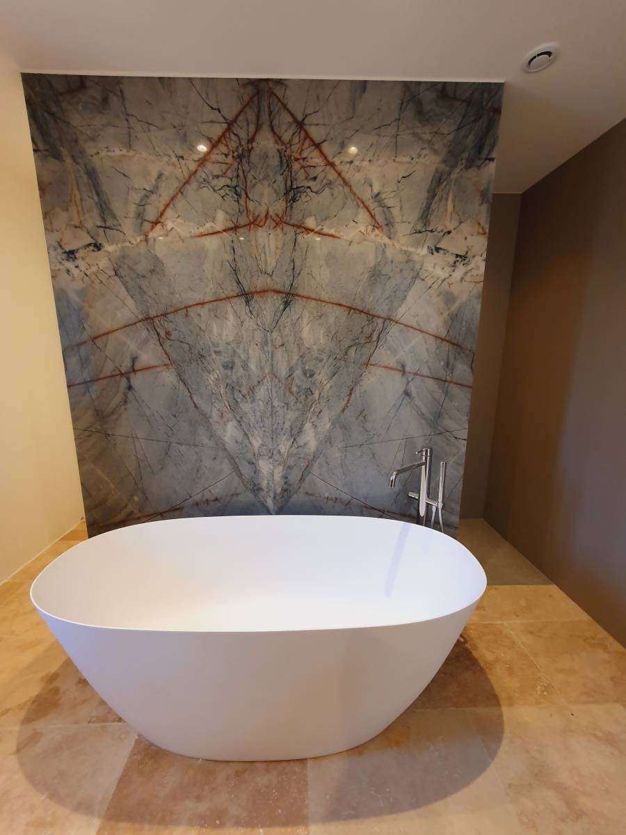 Salle de bain quartzite Céleste et céramique Silk Camel sur Lyon